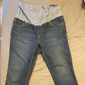 Gap maternity skinny jeans in a size 33 short.